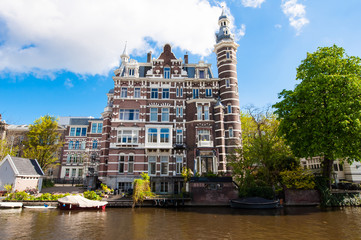 Fototapeta na wymiar Beautiful residence building on the Singelgrachtkering Canal in Amsterdam, the Netherlands.
