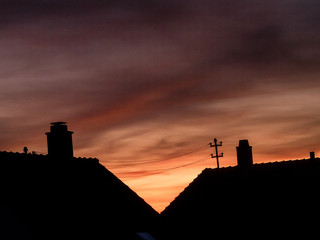 Obraz premium Sonnenuntergang über Dächern