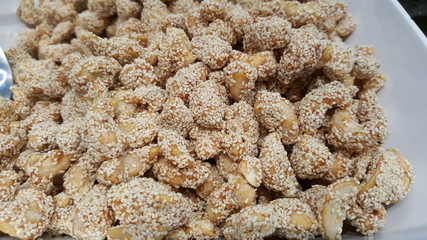 crispy sugared nuts with sesame