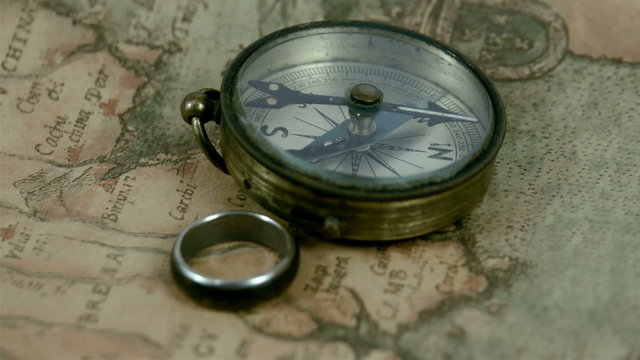 A compass and a ring on top of the map. It is shown in a rotating view of the camera