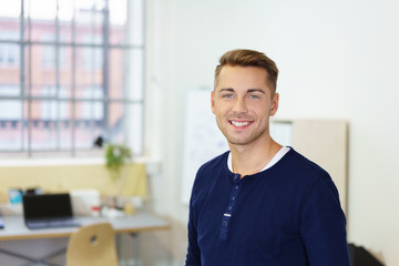 motivierter junger mann im büro