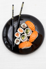 plato de sushi japonés