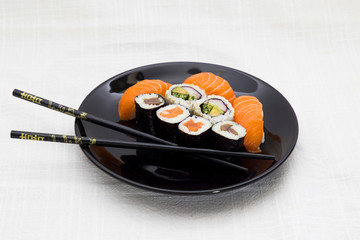 plato de sushi japonés