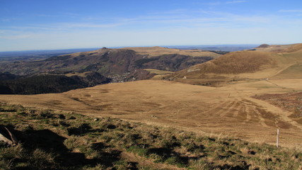 Fototapeta na wymiar monts d'Auvergne depuis le roc de Cuzeau