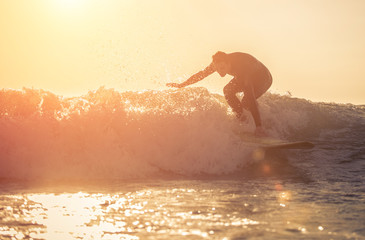 Young surfer practicing surf in Manhattan beach, california - obrazy, fototapety, plakaty