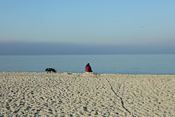 Obraz premium Frau mit Hund am Meer
