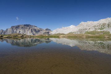 Der Pass Col des Eaux Froides und der Gipfel des Wildhorn im Berner Oberland auf einer Etappe der Tour du Wildhorn