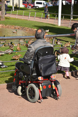 hombre en una silla de ruedas