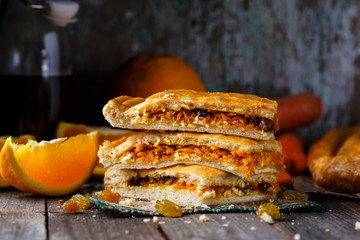 Pie stuffed with orange, carrot and raisin 