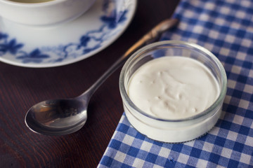 Obraz premium a broccoli soup with sour cream