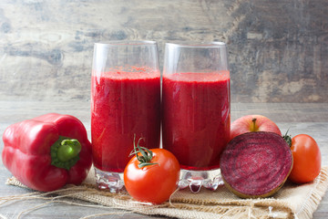 Red detox with beetroot, pepper,apple and tomato