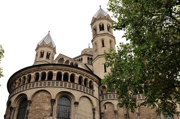 Fototapeta na wymiar St Aposteln kirche in Köln
