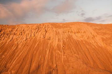 Naklejka premium Kopalnia piasku o zachodzie słońca