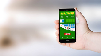 mobile soliaire app on user´s hand