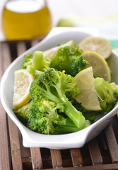 broccoli lessati con olio e limone