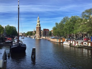 Naklejka premium Montelbaanstoren sn Gracht in Amsterdam