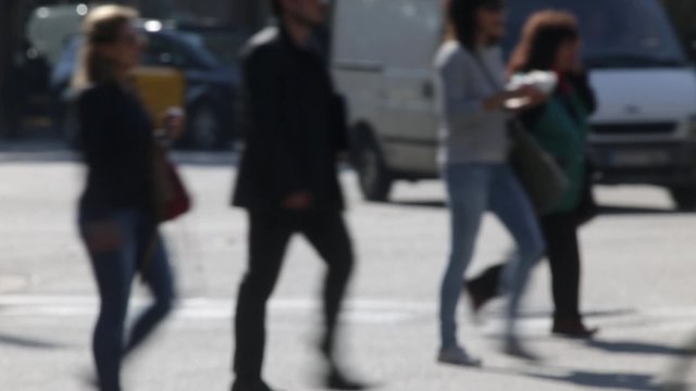 Unfocused pedestrians crossing a street in the city of Barcelona.(01)