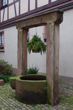 vieux puits en gr&egrave;s &agrave; Gegenbach dans la r&eacute;gion du Bade-Wurtemberg en Allemagne