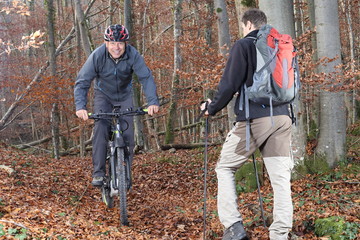 Wanderer trifft auf MTB Fahrer