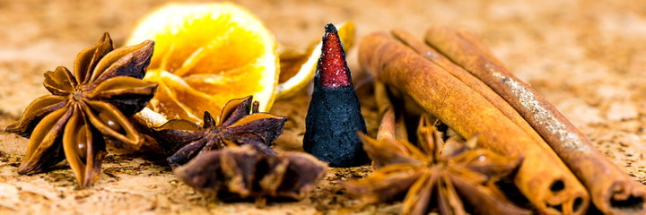 Weihnachten, Räucherkerze, Zimtstangen und Orange