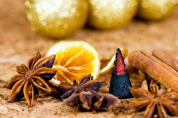 Weihnachten, Räucherkerze, Zimtstangen und Orange