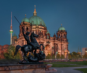 Fototapeta na wymiar Berlin Cathedral in the evening with Amazon Fighting a Lion sculpture in Front of Altes Museum in front