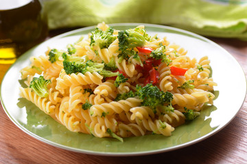 piatto vegetariano - fusilli con broccoli e peperoni rossi