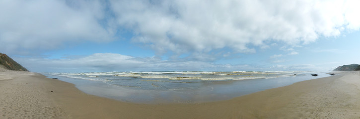 Fototapeta na wymiar Der Strand von ..., mit Wolken und Wellen