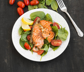 Grilled Salmon with Spinach and Tomatoes Salad