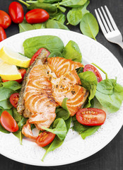 Grilled Salmon with Spinach and Tomatoes Salad