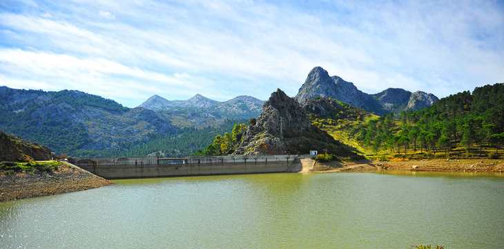 Embalse del Fresnillo, Parque Natural Sierra de Grazalema, provincia de C&aacute;diz, Espa&ntilde;a