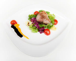 Schweinefleisch auf Salat