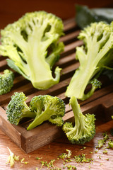broccoli crudi sul tagliere