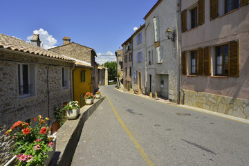 Grande rue de Bagnols en Forêt (83600), département du Var en région Provence-Alpes-Côte d'Azur, France	