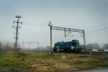 jadąca lokomotywa, deszczowy dzień © D'automne Dragon
