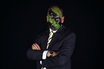 Geschäftsmann mit Dschungeltarnfarbe