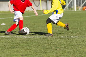 Bambini che giocano a calcio                  