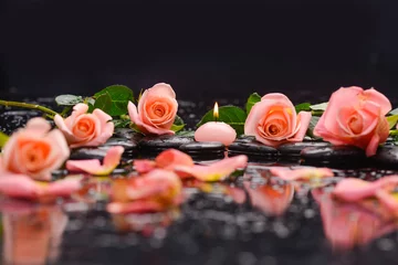 Schilderijen op glas Oranje roos, bloemblaadjes met kaars en therapiestenen © Mee Ting