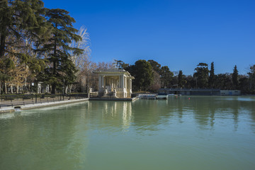 Fototapeta na wymiar Lake in Retiro park, Madrid Spain