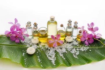 Behangcirkel health spa met flessenolie, kaars, orchidee en bananenblad © Mee Ting