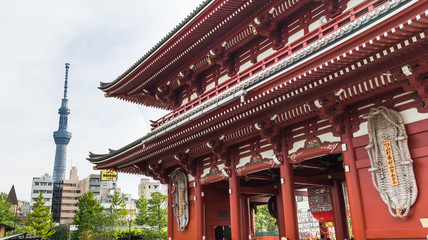 東京　浅草寺　宝蔵門とスカイツリー