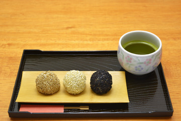 和菓子　ごま団子/　ごまの食感と香りが良い、美味しいごま団子