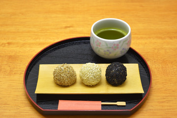 和菓子　ごま団子/　ごまの食感と香りが良い、美味しいごま団子