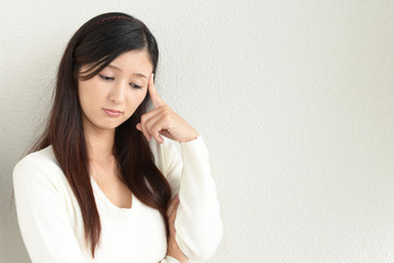 憂鬱な表情の女性