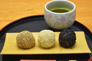 和菓子　ごま団子/　ごまの食感と香りが良い、美味しいごま団子