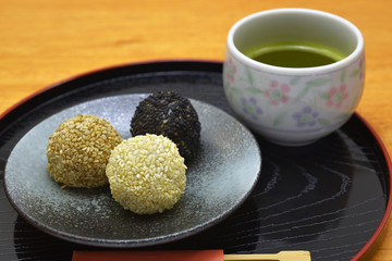和菓子　ごま団子/　ごまの食感と香りが良い、美味しいごま団子