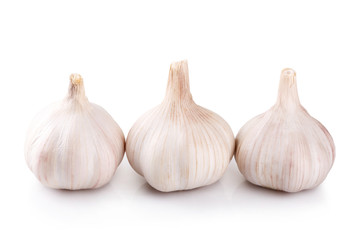 Obraz premium Fresh garlic isolated on white background