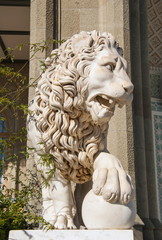 Naklejka premium old marble park sculpture of a ferocious lion