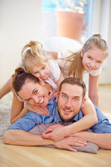 Glückliche Familie mit zwei Töchtern im Haus