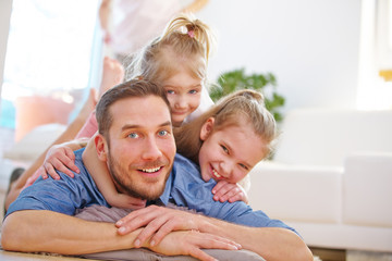 Obraz premium Familie mit Vater und zwei Kindern